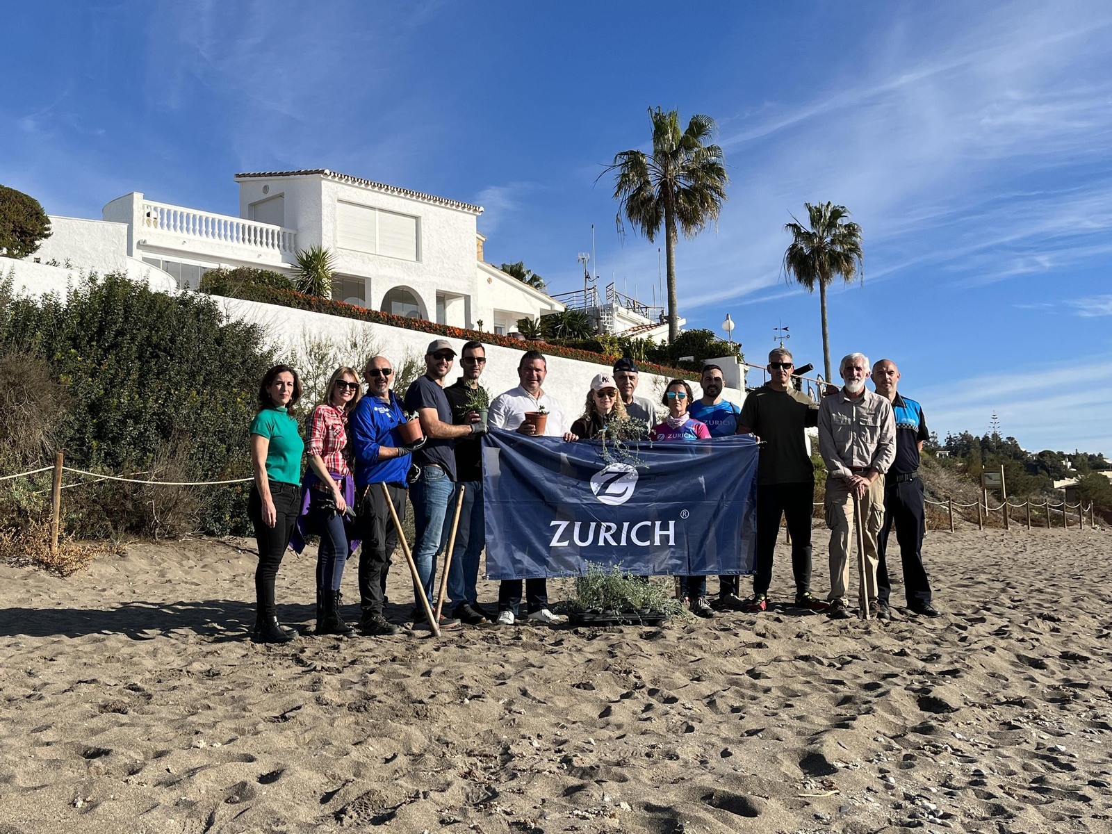 La jornada de limpieza y repoblación del litoral.