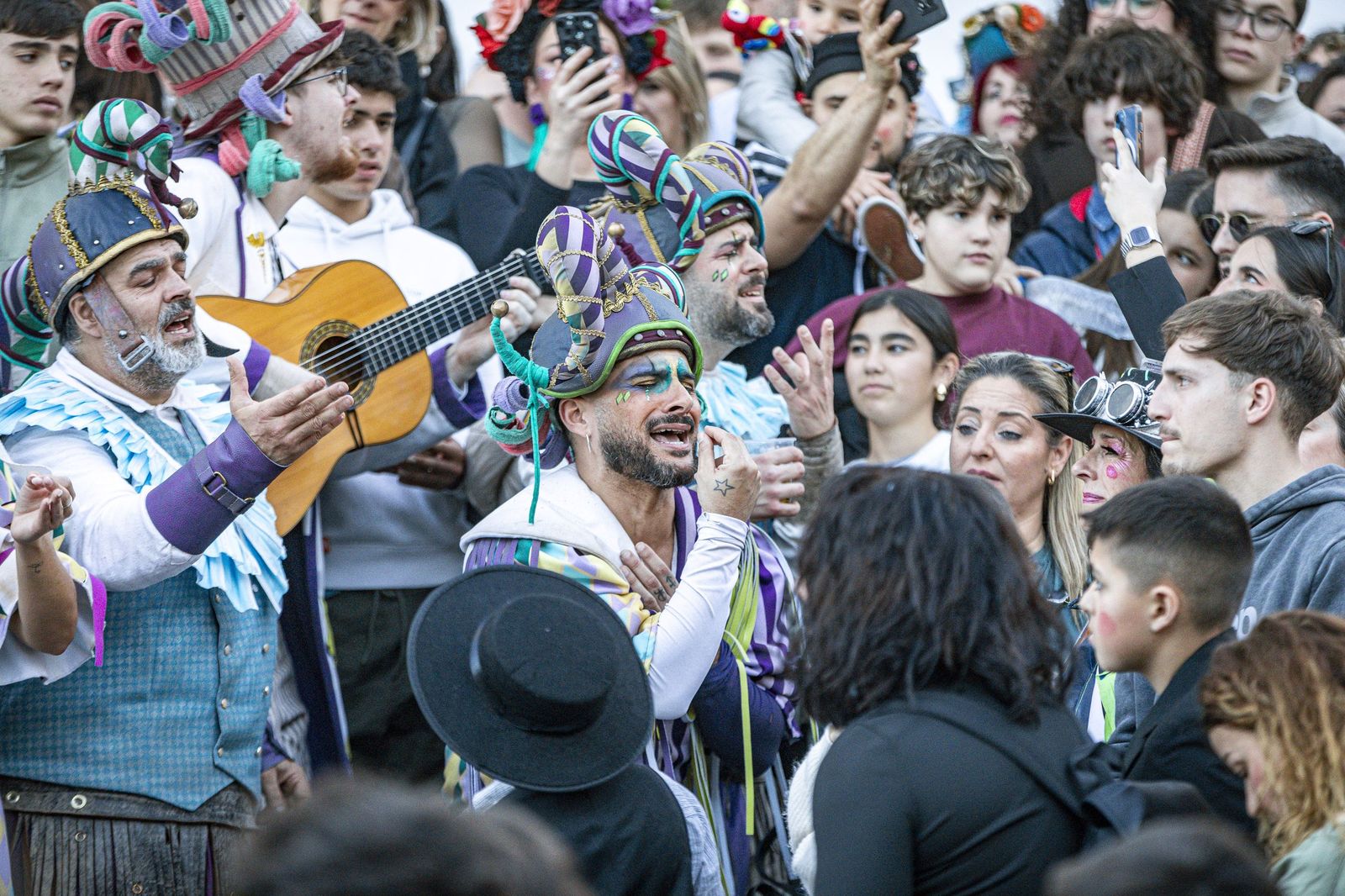El multitudinario encuentro entre los dos primeros premios del Carnaval de Cádiz, en imágenes