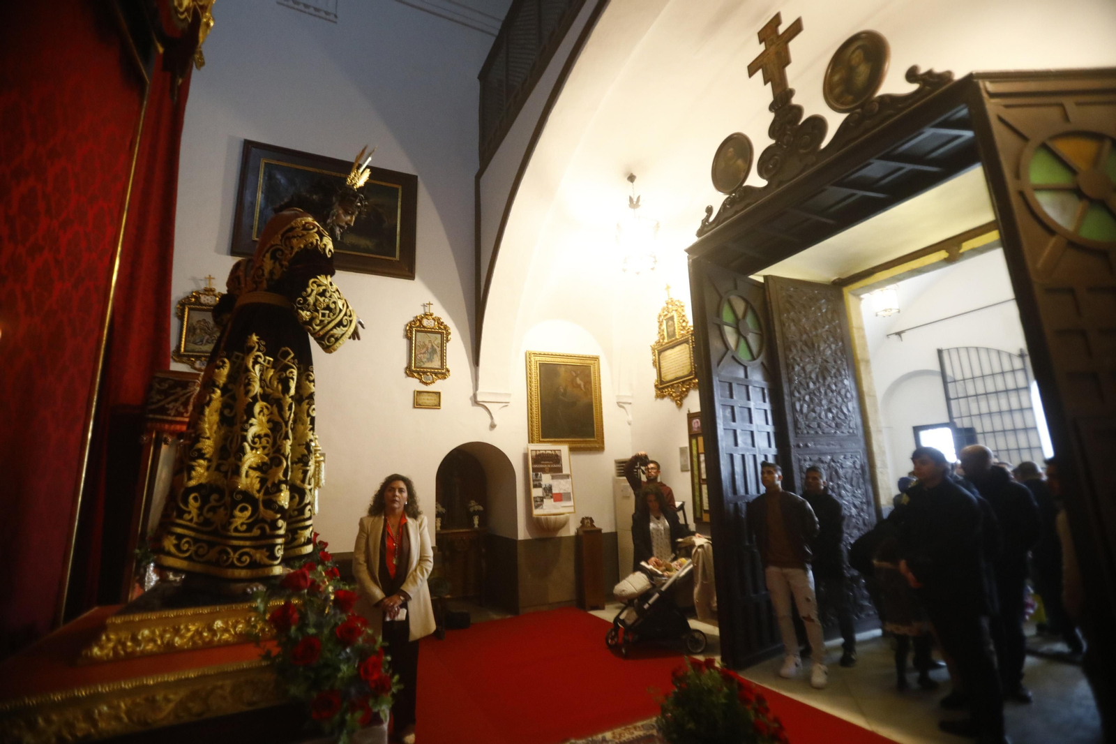 Las mejores imágenes de los besapiés del segundo domingo de Cuaresma en Córdoba