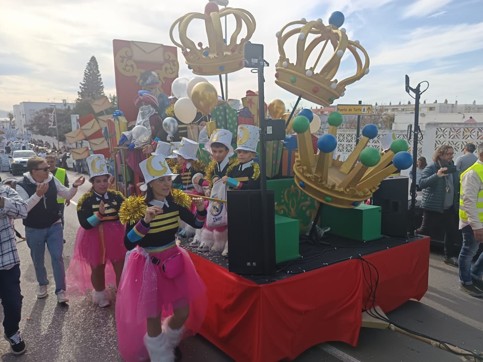 La ilusión de la cabalgata de los Reyes Magos recorre Tarifa en una mañana sin lluvia, en imágenes