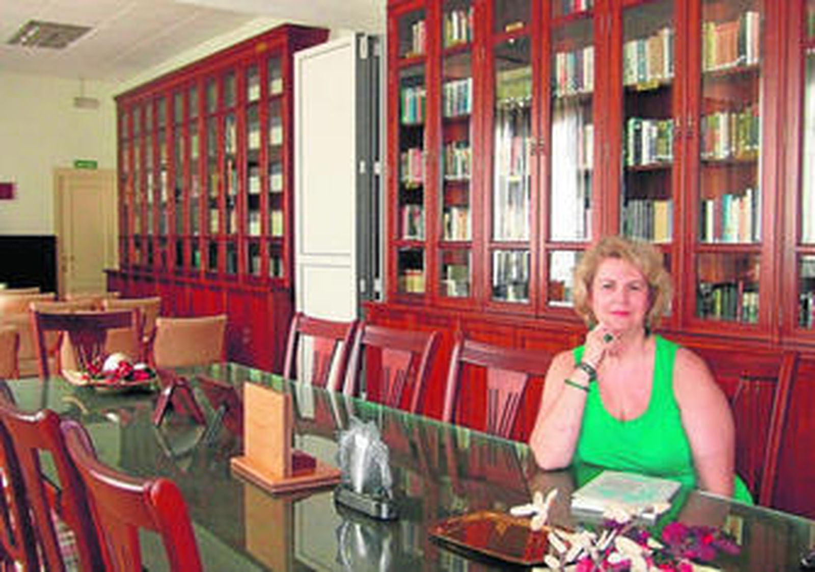 María del Carmen Ravassa en la Biblioteca del Circulo Mercantil de Almería.