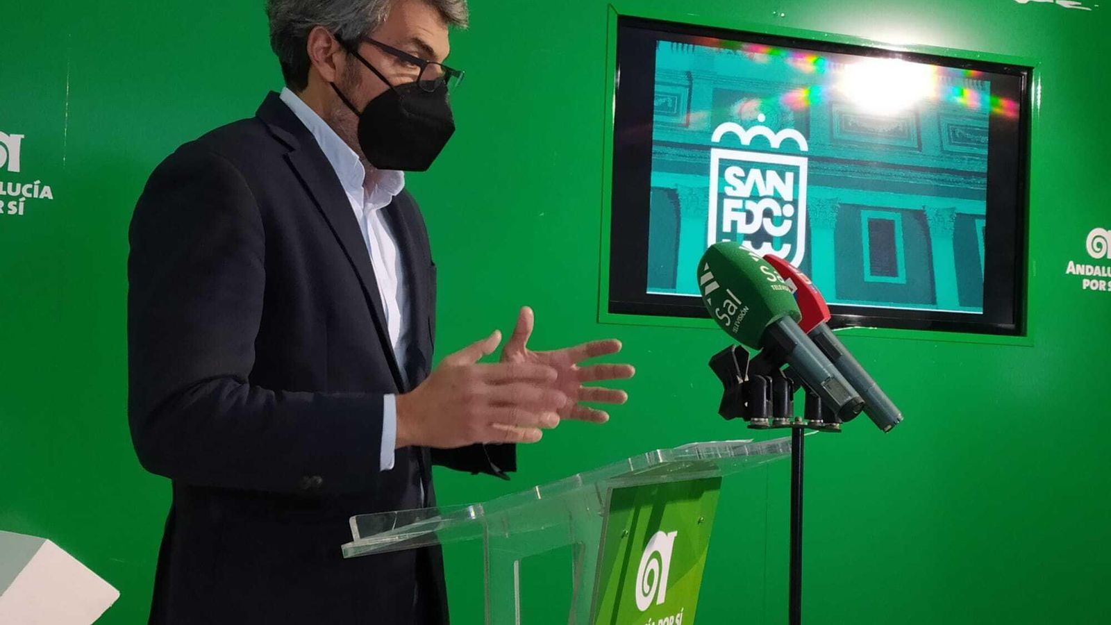 Fran Romero, portavoz de AxSí San Fernando, durante la rueda de prensa que ofreció para denunciar la existencia de dos contratos para elaborar el nuevo logo de la ciudad.