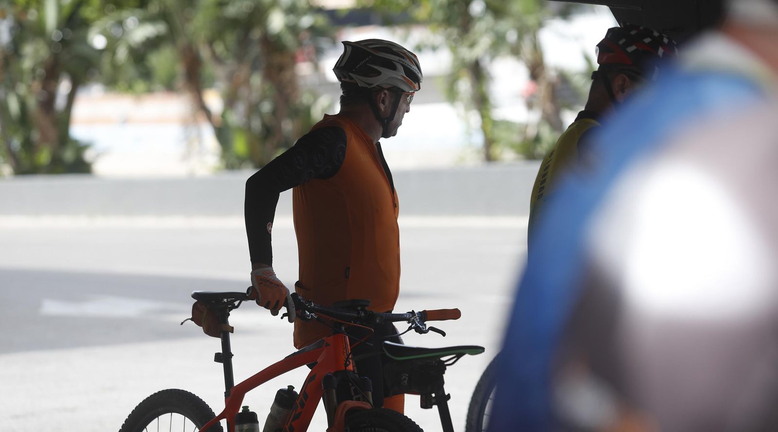 Las imágenes de la concentración en memoria del ciclista atropellado en Algeciras