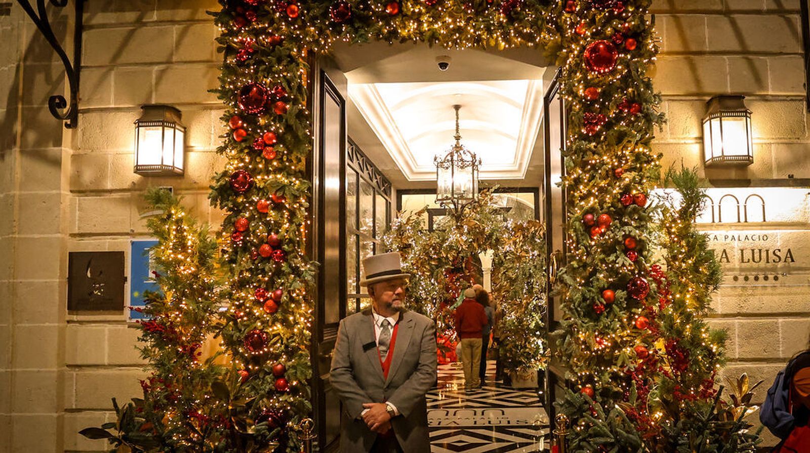 Fachada del Hotel Casa Palacio María Luisa con el decorado navideño.