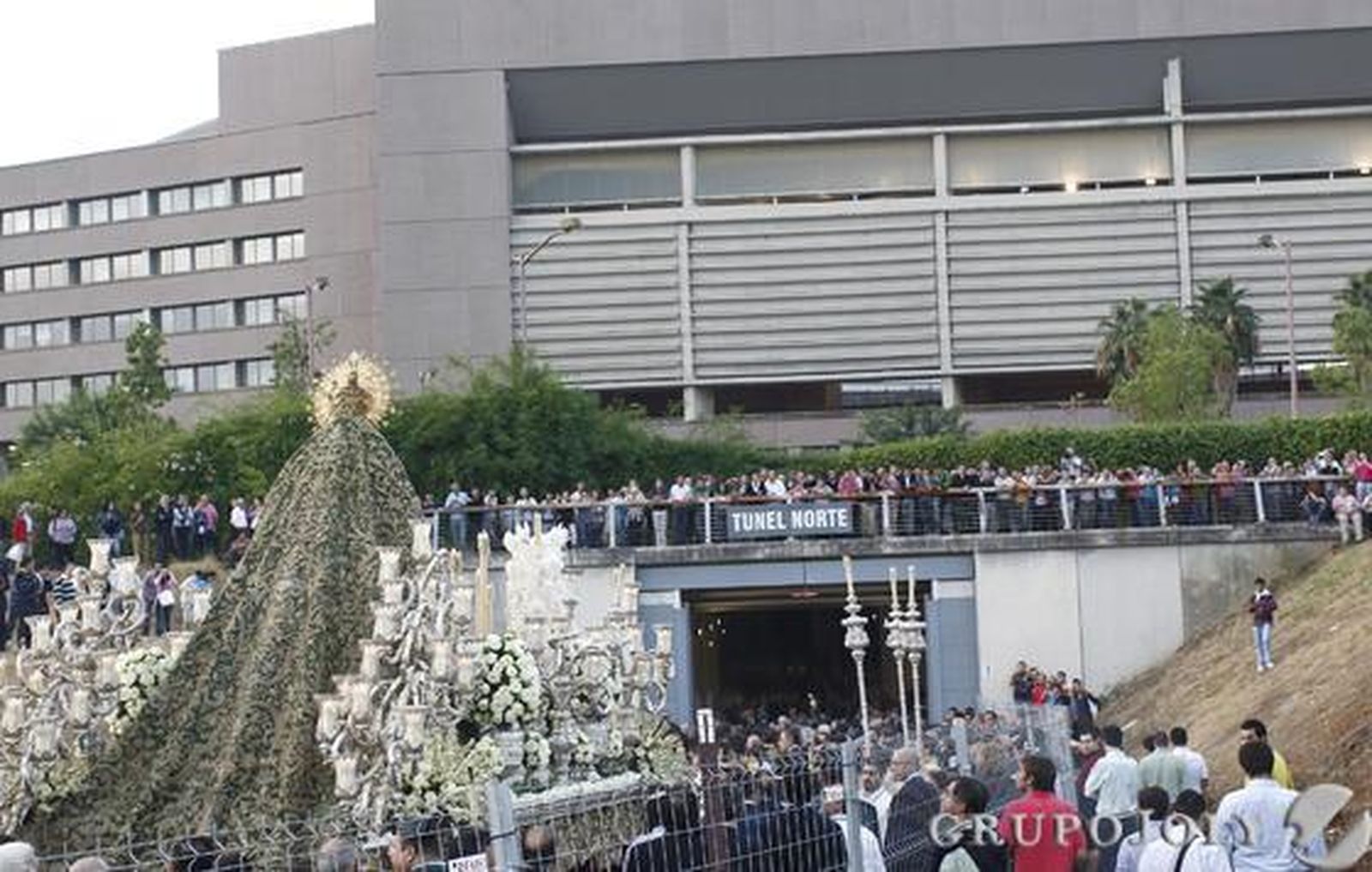 La Macarena vuelve a iluminar la noche sevillana