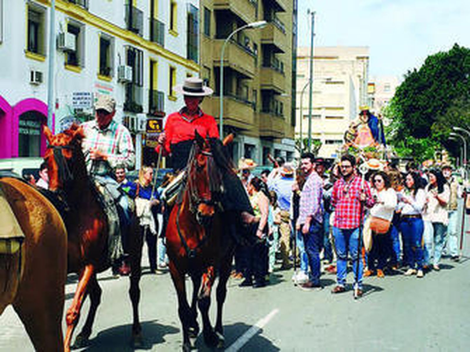 En la imagen superior, la peregrinación, ayer, por el centro de la ciudad. Abajo, de camino tras visitar Capuchinos.