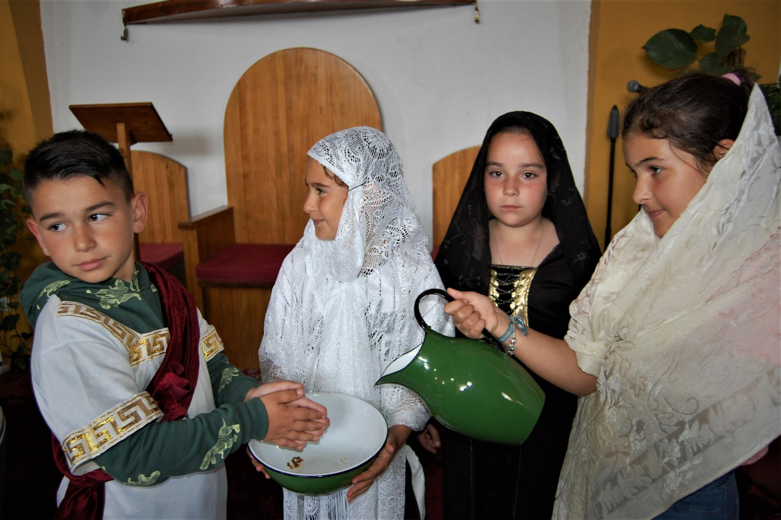 Los niños durante el vía crucis escénico en la Hermandad del Cristo del Mar.