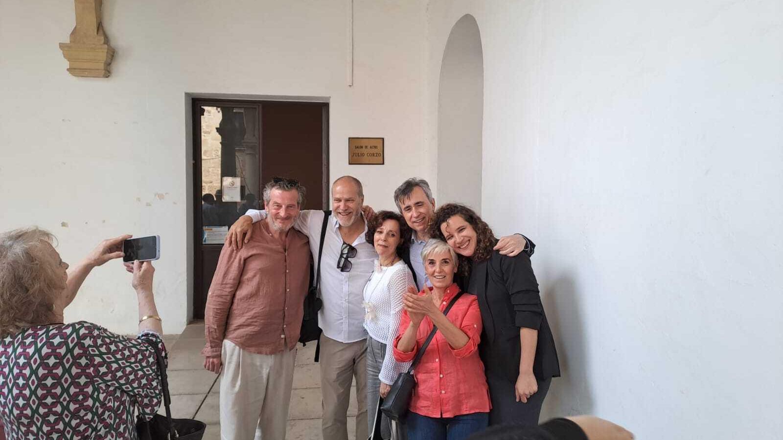 Parte del equipo, tras la puerta de largo en el Hospital de Santiago de Úbeda.