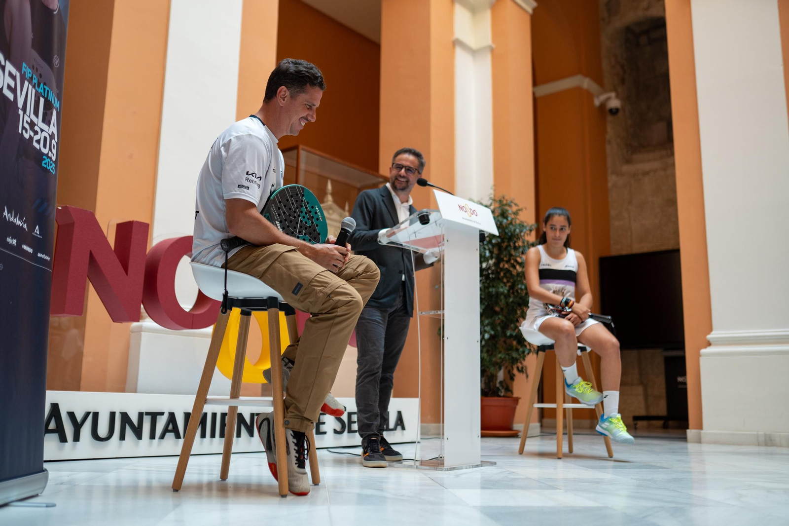 Paquito Navarro sonríe durante la presentación en el Ayuntamiento de Sevilla.