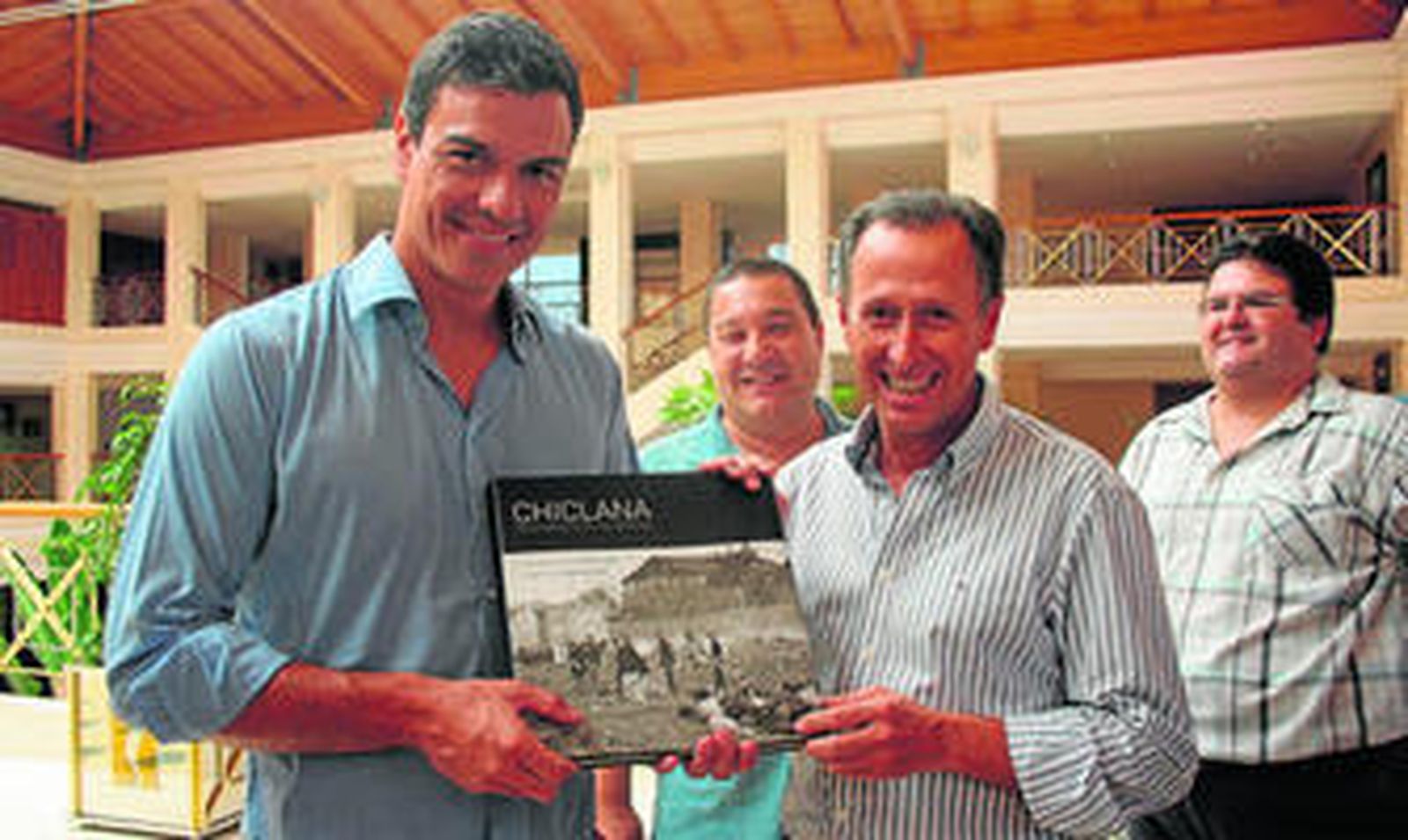 Pedro Sánchez recibe de manos del alcalde como obsequio el libro de José de De Mier y Pedro Leal.