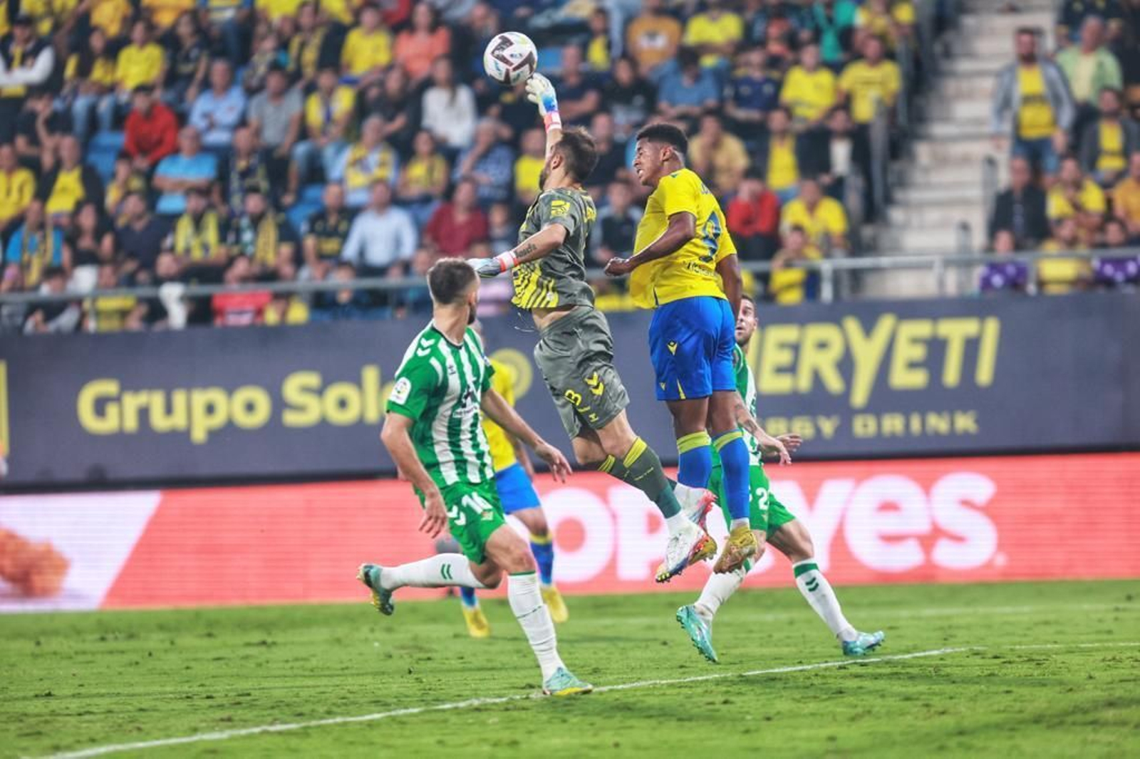 El partido del Cádiz C.F.-Real Betis, en imágenes