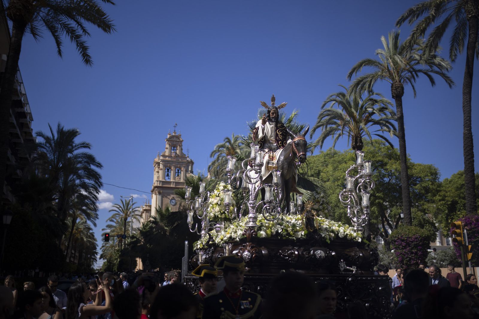 Imágenes de la salida extraordinaria de La Borriquita por las calles de Huelva