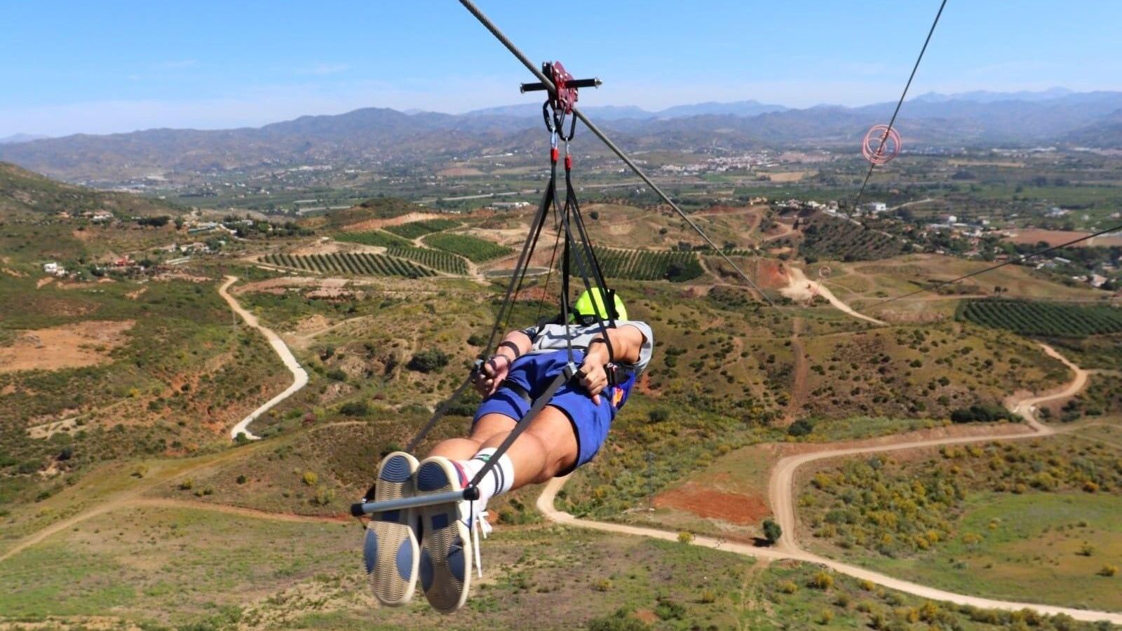 Un joven en la tirolina de Alhaurín de la Torre