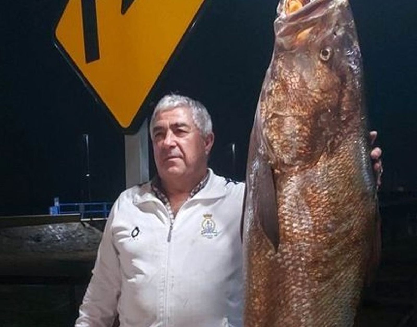 José Miguel Vázquez junto a la gigantesca corvina.