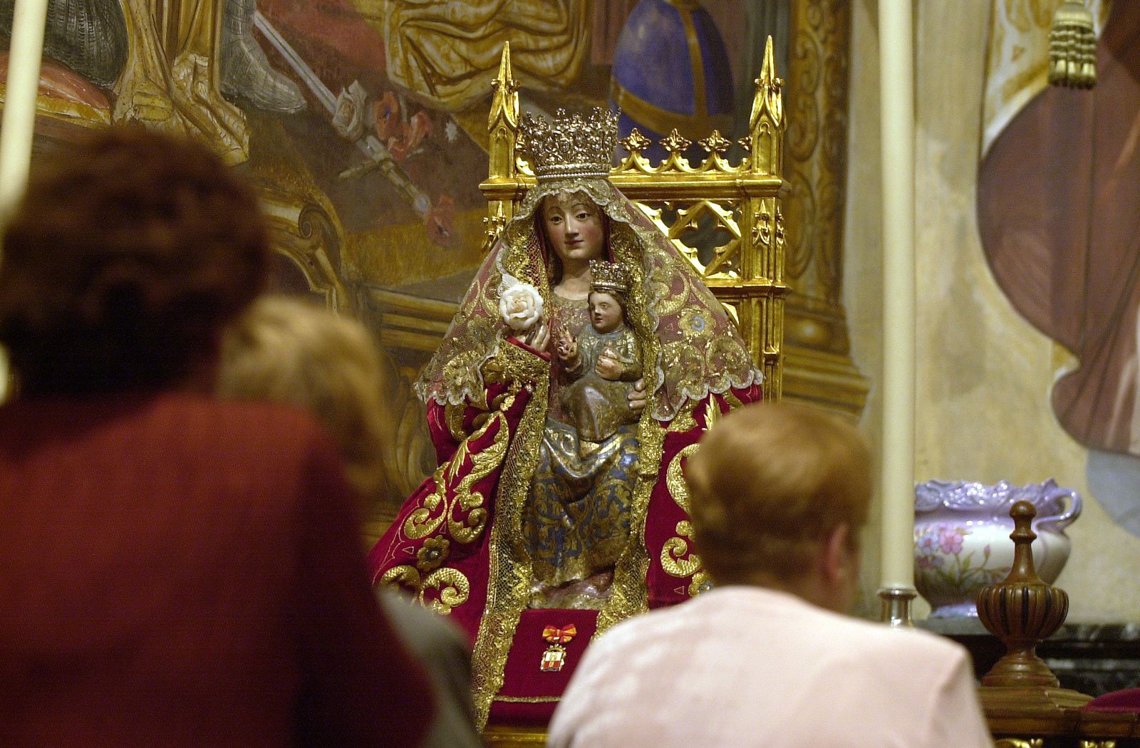 La Virgen de Valme recibe la veneración de sus devotos en una imagen de archivo.