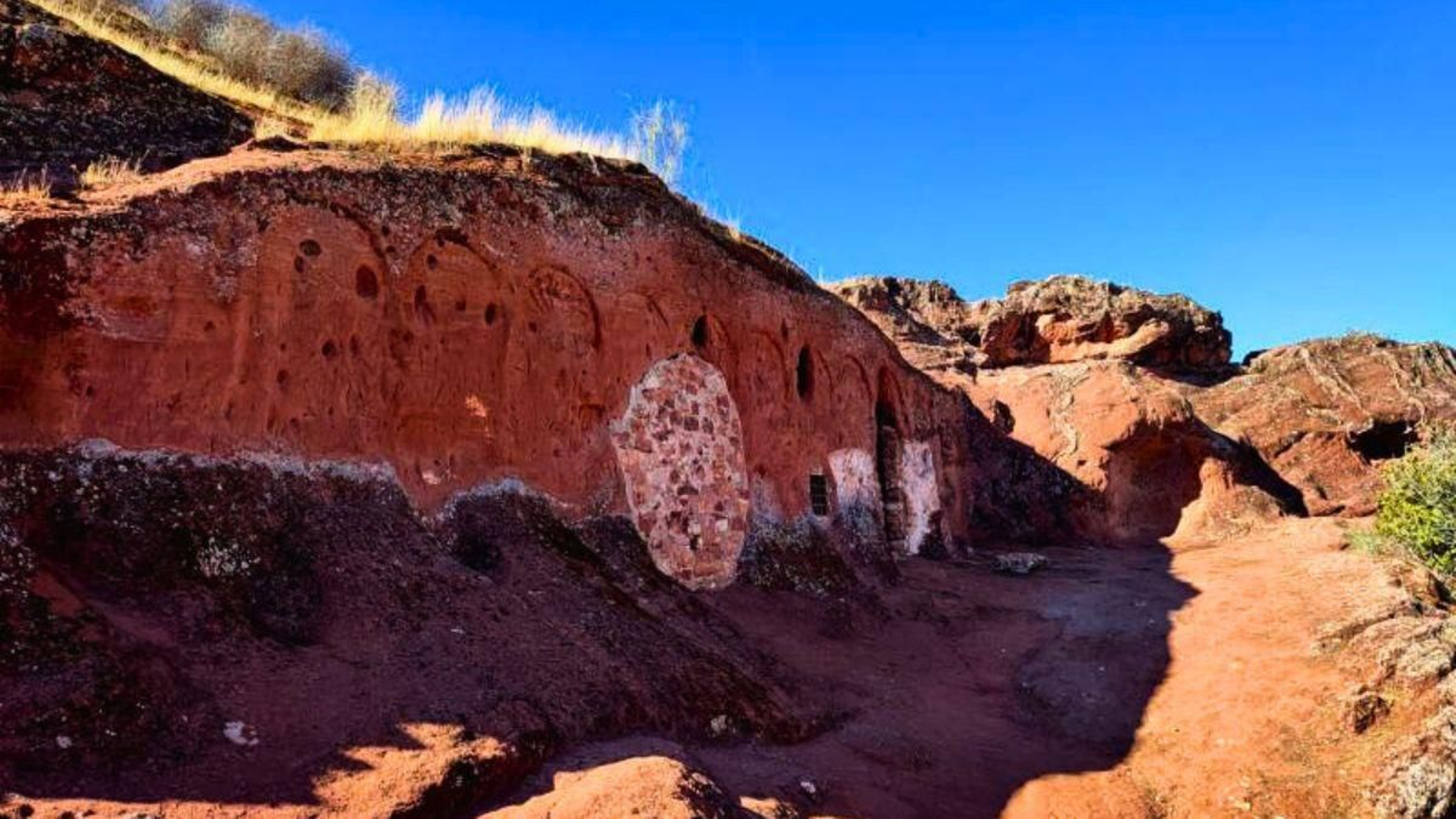 El Oratorio Rupestre de Valdecanales es uno de esos yacimientos todavía por descubrir por parte del gran público.