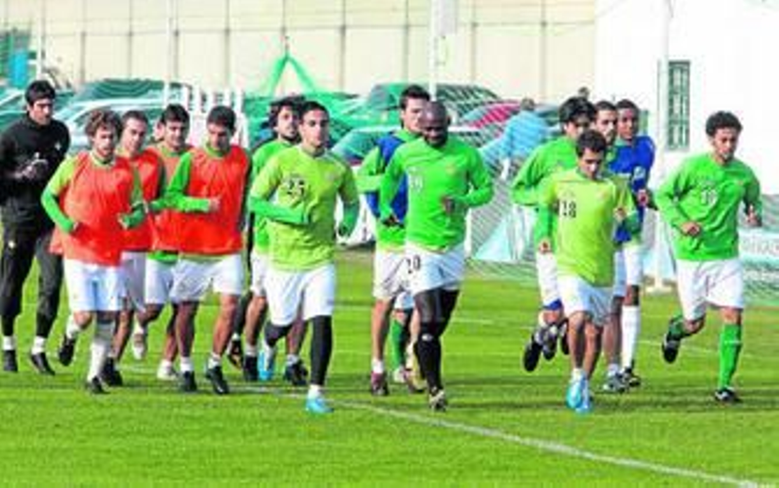 Miguel Lopes y Emana, ya recuperados, encabezan la carrera del grupo.