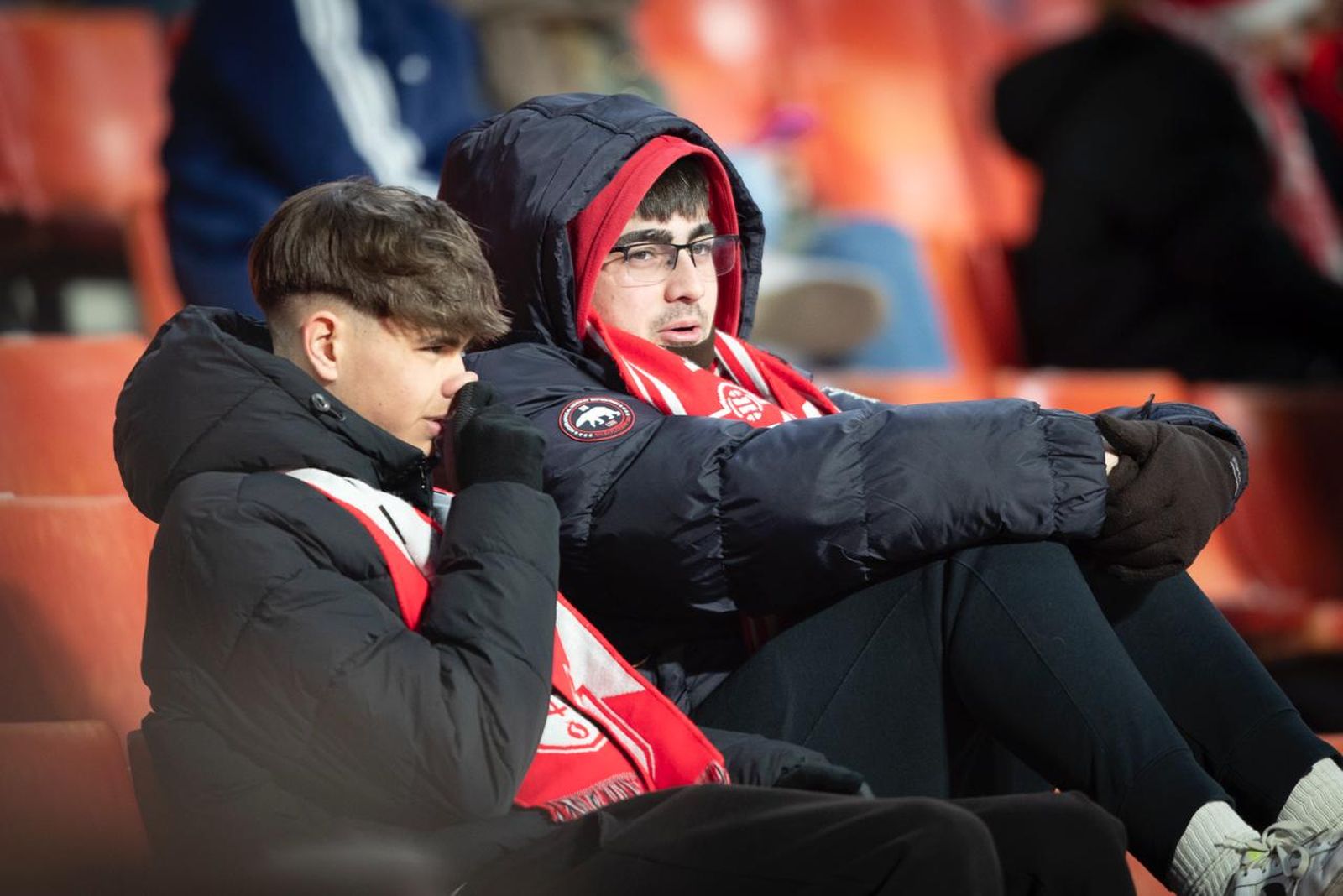 Encuéntrate en la grada de Los Cármenes durante el Granada-Rayo de la Copa del Rey