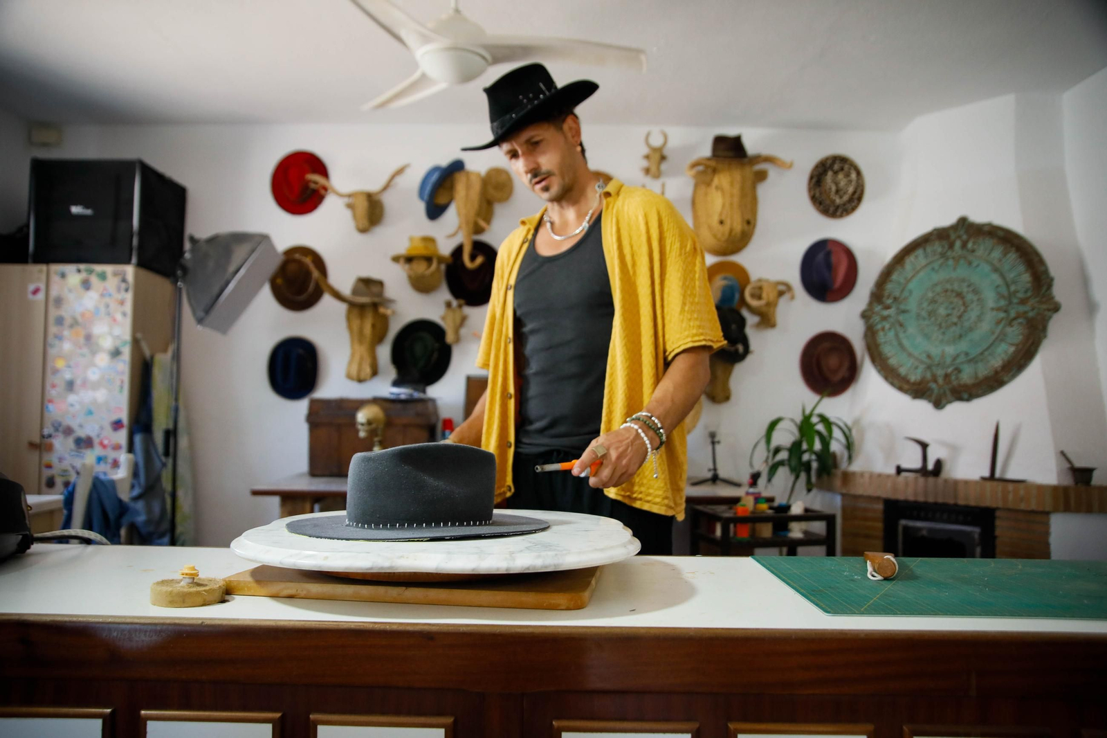 Imágenes del proceso creativo en sombreros de Alejandro Mateo