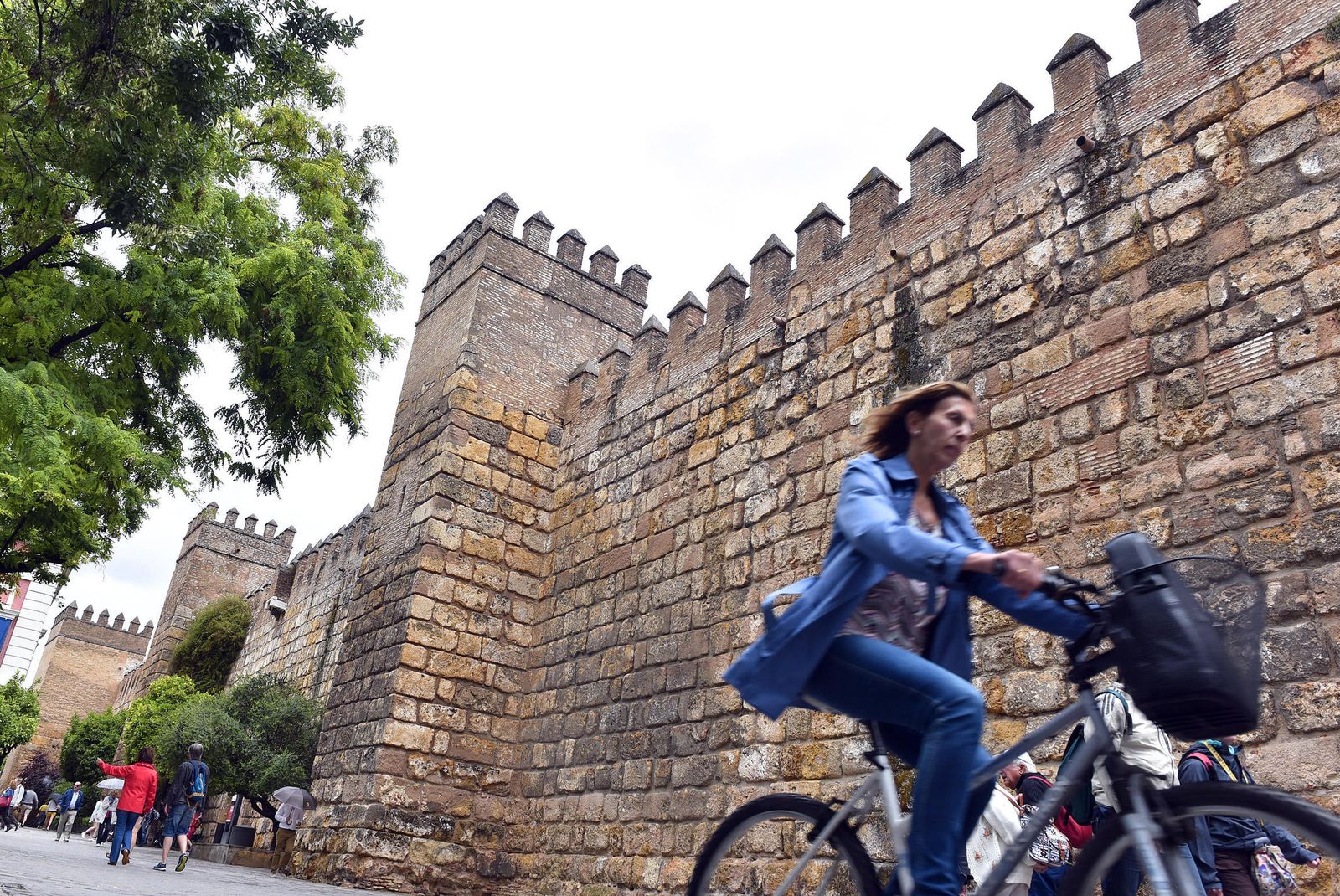 La muralla del Alcázar en su tramo de la Plaza del Triunfo.