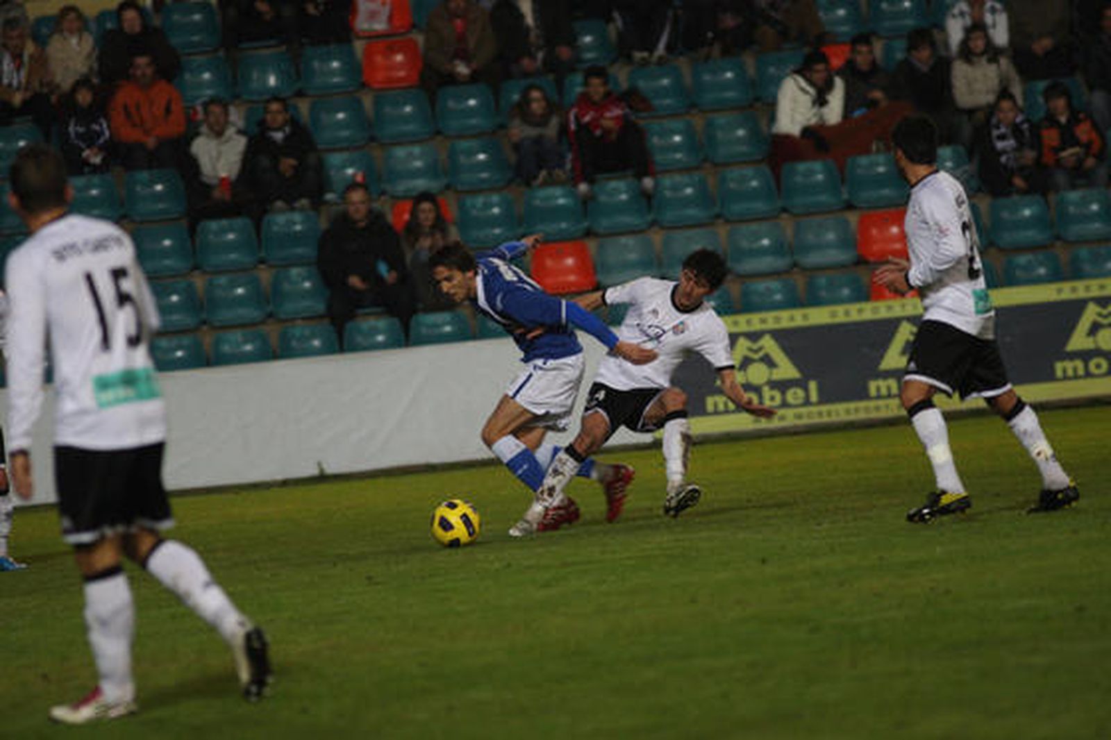 El equipo azulino se impone en el Helmántico y encadena así seis victorias seguidas, colocándose cuarto en la tabla./ Fotos: LOF

Foto: LOF