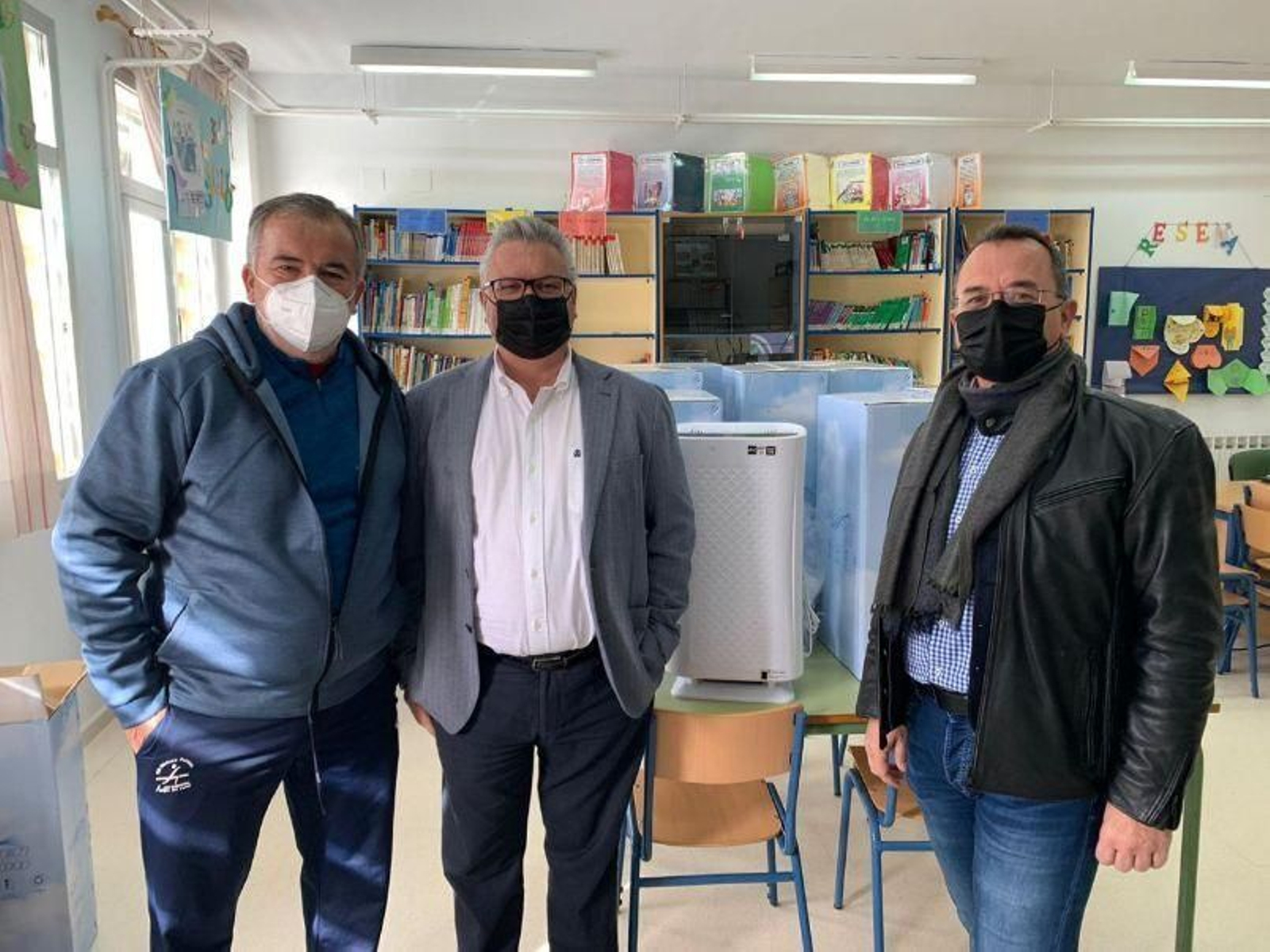 Entrega de los purificadores en el colegio Maestro Rafael Chacón.