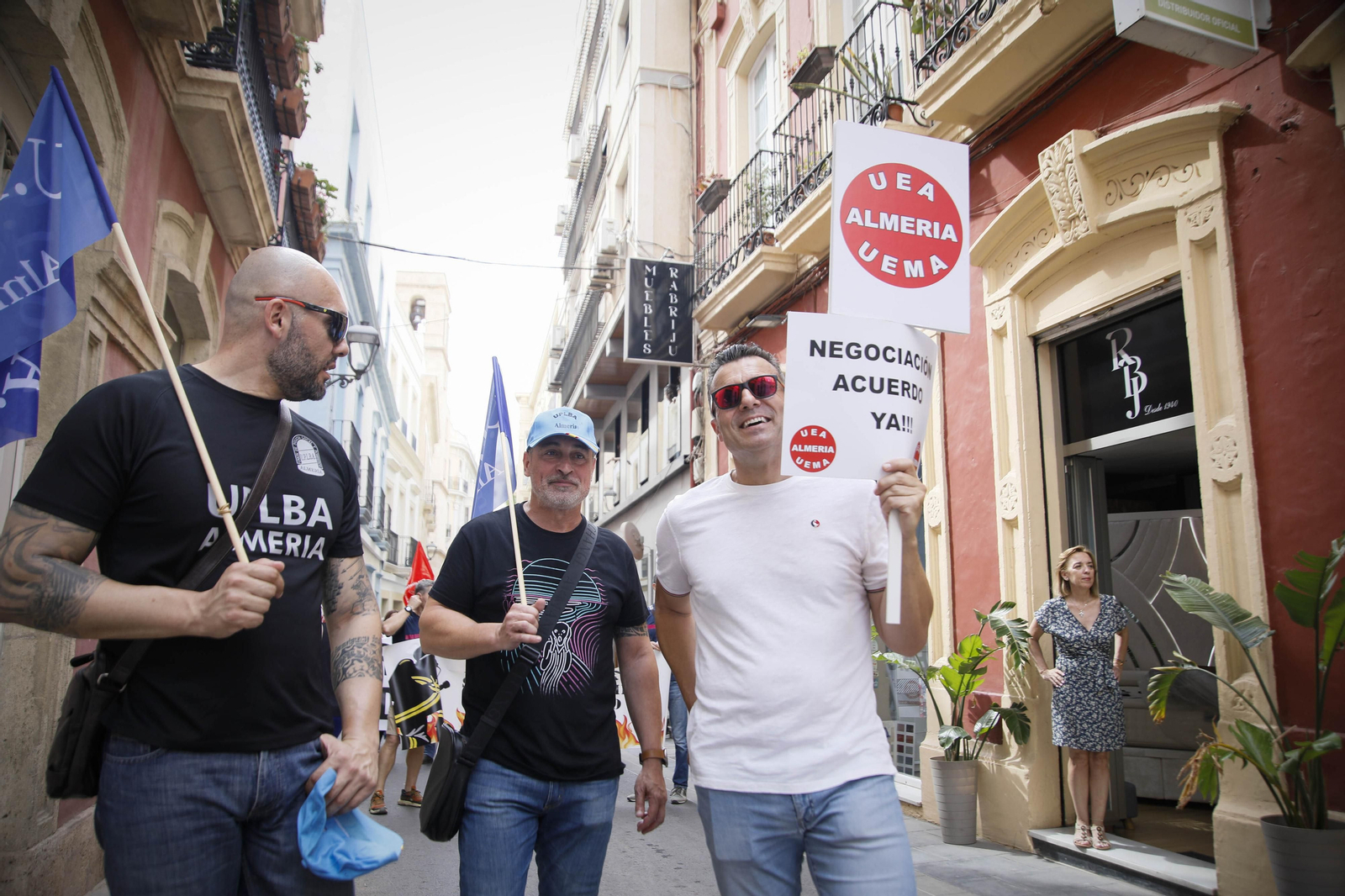Manifestación de los bomberos quemados de Almería, en imágenes