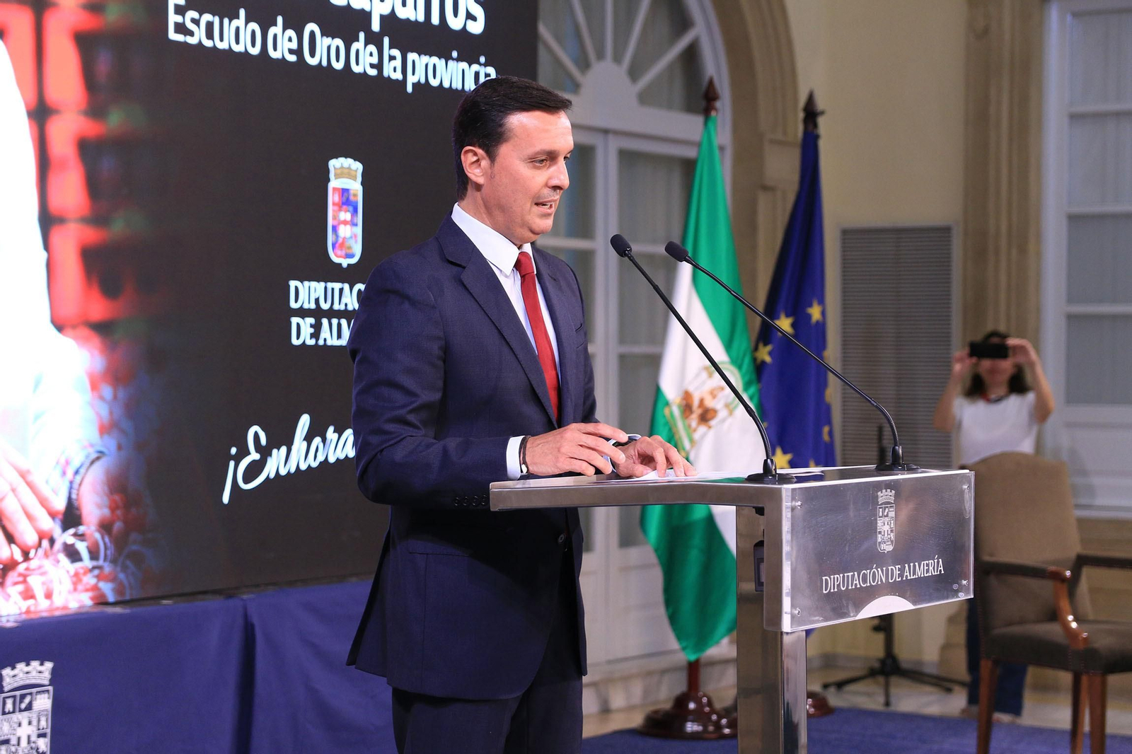 La diputación impone el Escudo de la Provincia a Pedro Caparrós