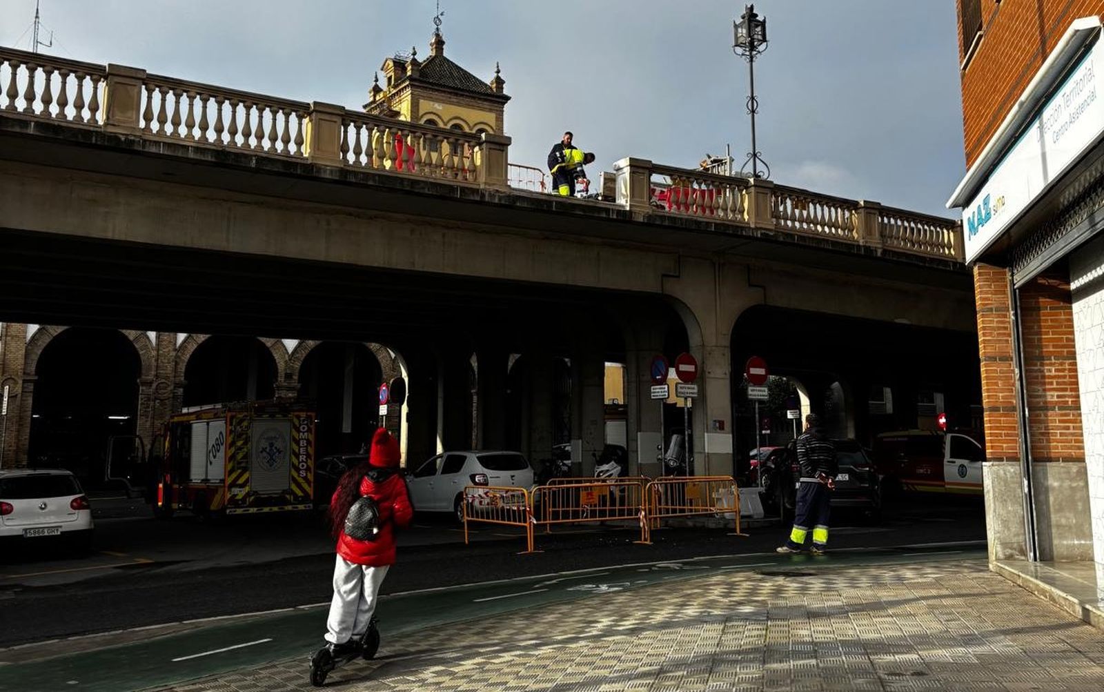 La paño entero de la balaustrada del puente de San Bernardo se dañó por el accidente de tráfico