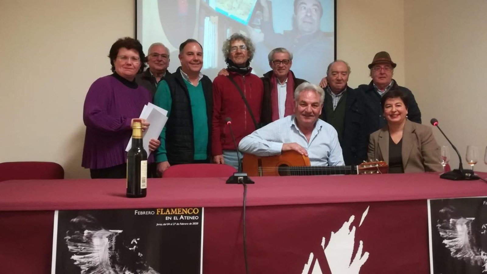 Varios miembros de 'Los Caminos del Cante', durante un acto en el Ateneo.