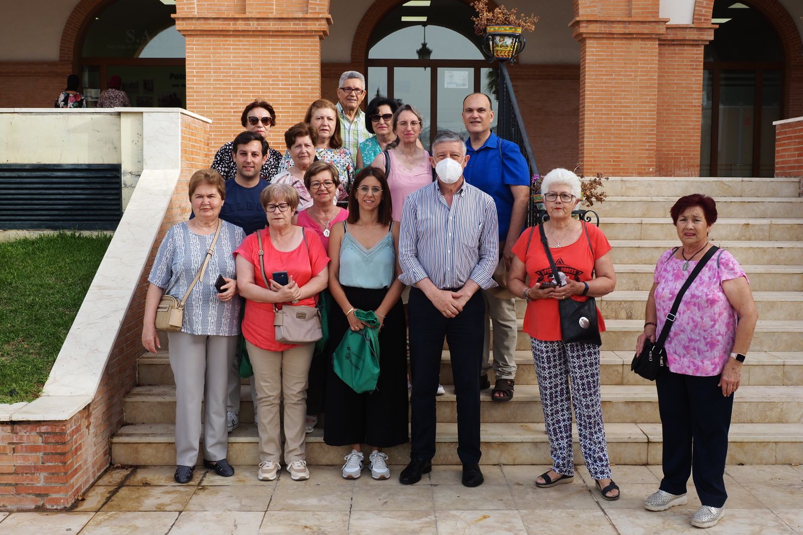 El alcalde de Palos con algunos de los vecinos que se han formado en el uso del GPS.