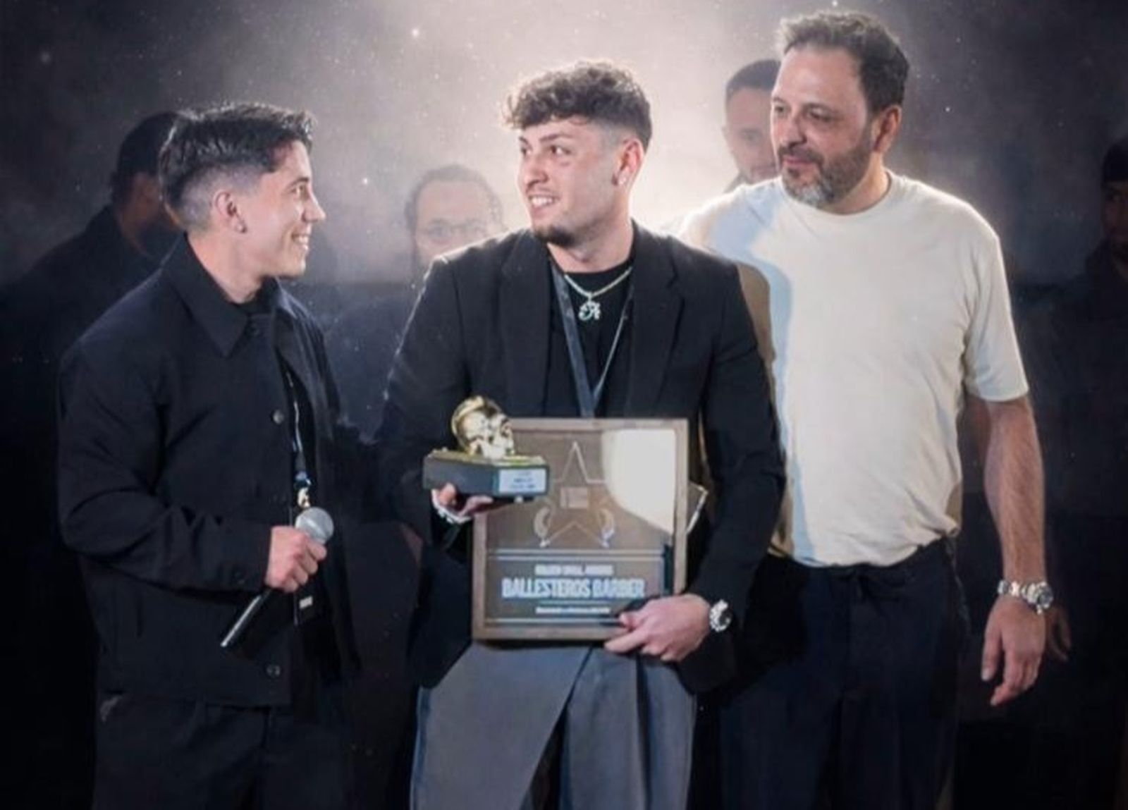 En el centro, José Ballesteros, conocido como Ballesteros Barber, tras ser galardonado como Mejor Barbero del Año.