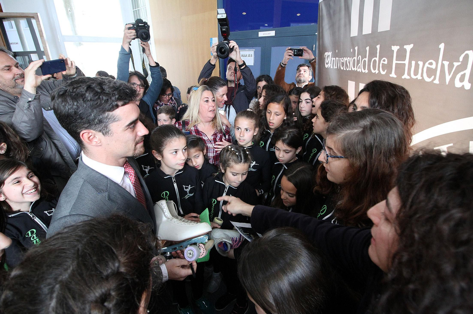 Javier Fernández López, campeón del mundo en patinaje, a su llegada al acto del 3 de marzo en la UHU