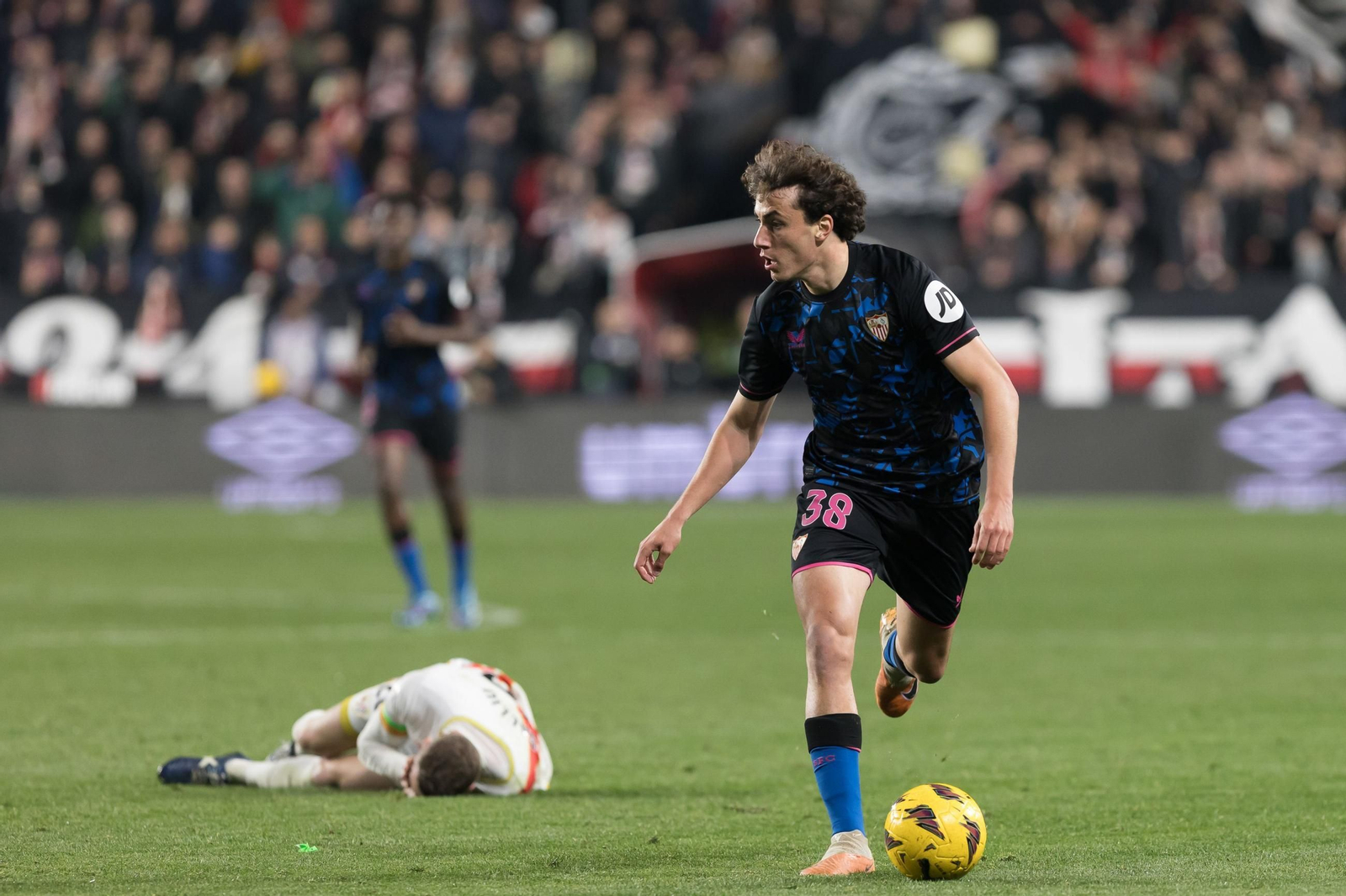 Hormigo conduce el balón en un partido con el Sevilla