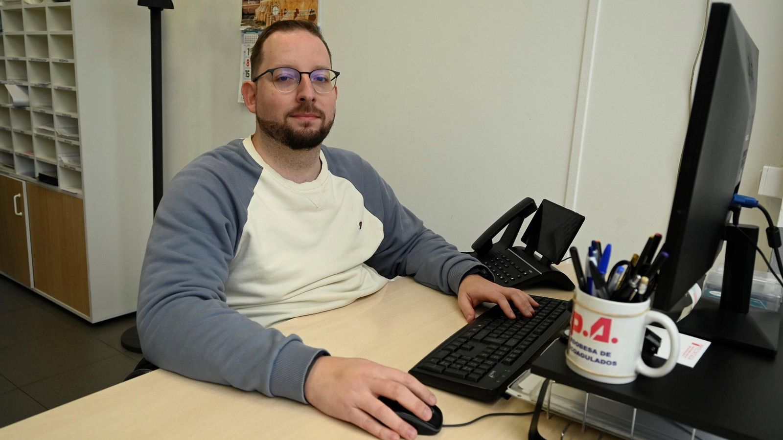 Javier Serrano, en su puesto de trabajo.