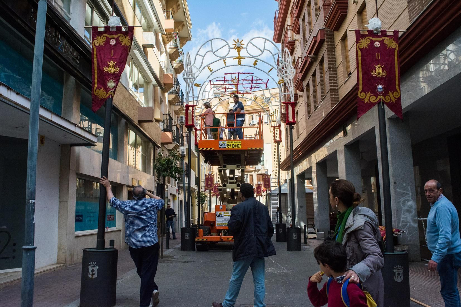 Ambiente previo en la calle Madre Ana, donde ayer se instalaban arcos y colgaduras para la procesión extraordinaria.