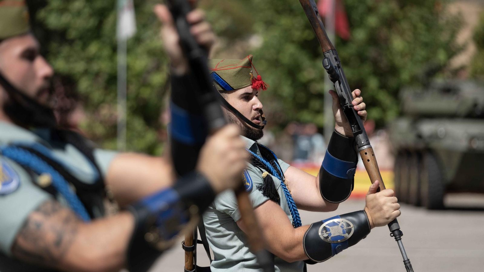 Desfile de los legionarios para concluir la parada.