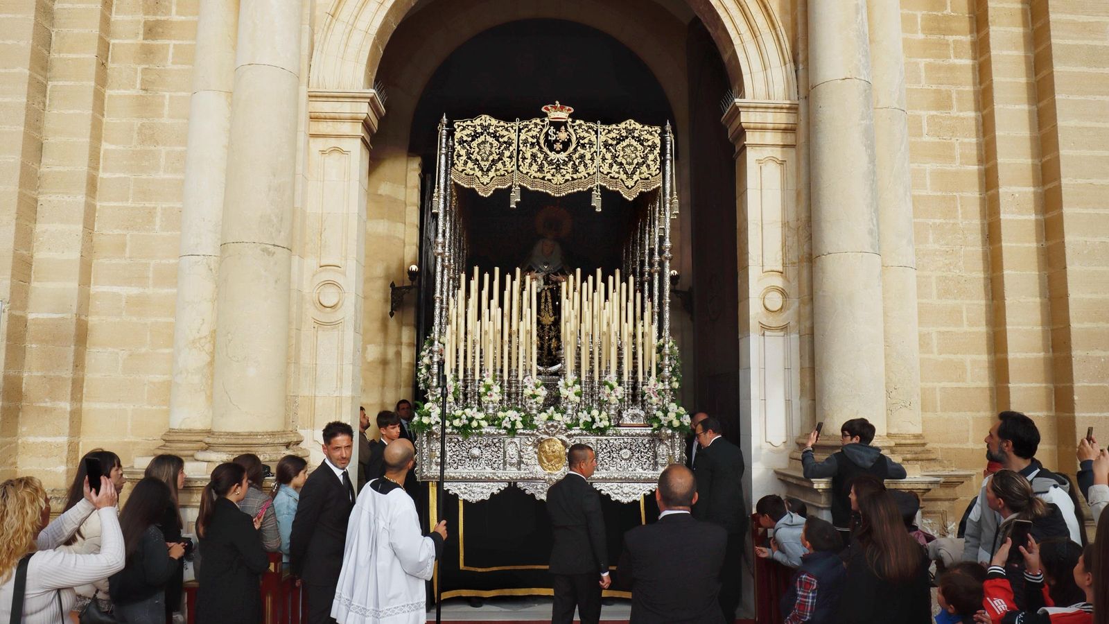La Virgen, en su salida de la Parroquia de San Juan Bautista.