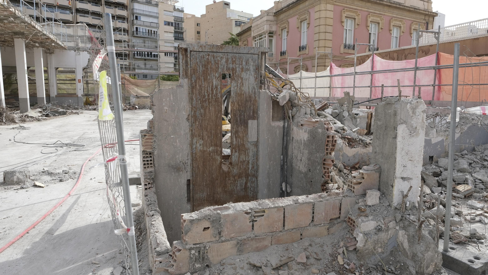 Las mejores imágenes del derribo de la oficina central de Correos en Almería