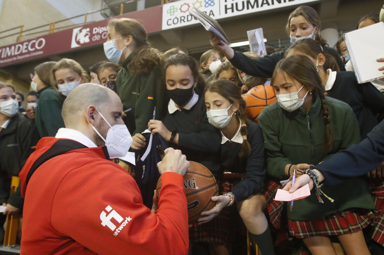La selección española de baloncesto abre el entrenamiento en Córdoba a los más jóvenes, en imágenes