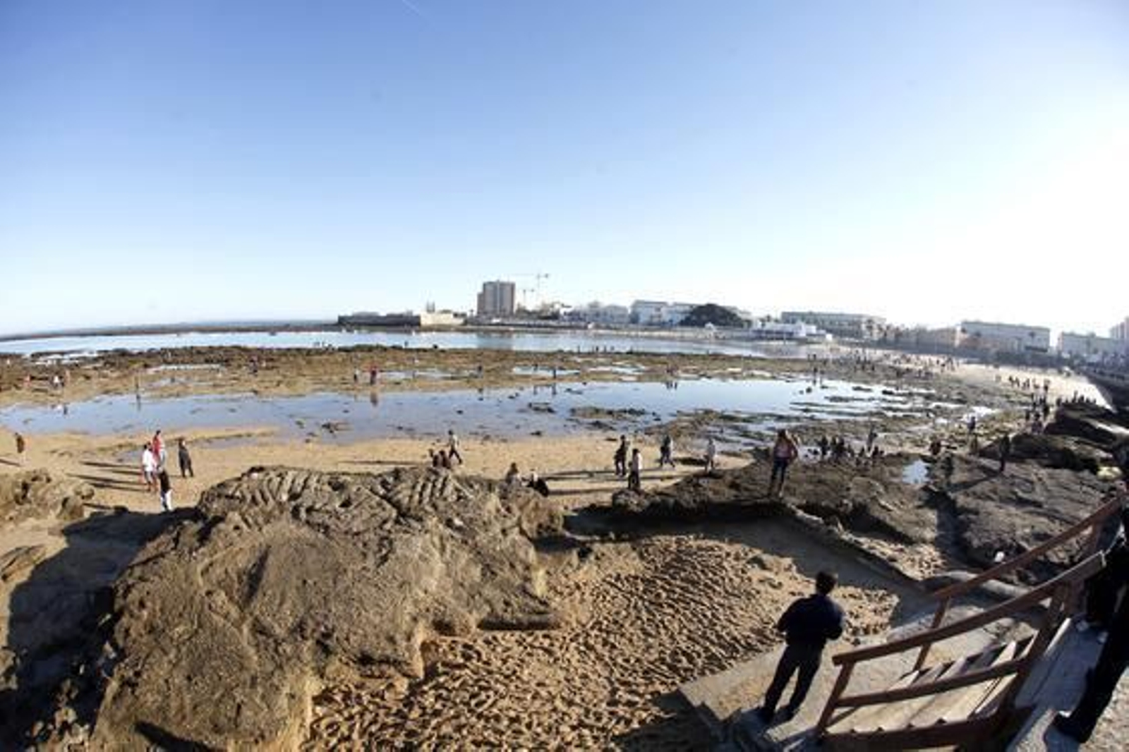 Desde primeras horas de la mañana, en la playa de la Caleta se han reunido miles de ciudadanos, dispuestos a disfrutar y fotografiar la marea del año./Jesús Marín

Foto: Julio Gonz?z/Jes?ar?