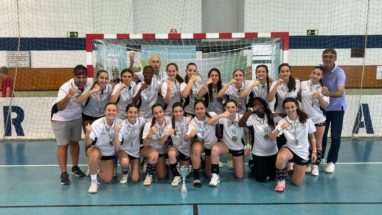 Las chicas celebran su primer puesto en el Campeonato de Andalucía.