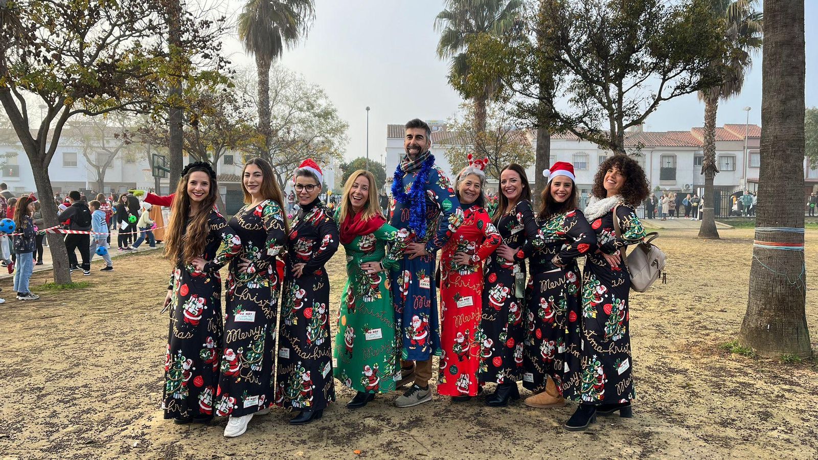 El equipo docente también se puso sus mejores galas navideñas.