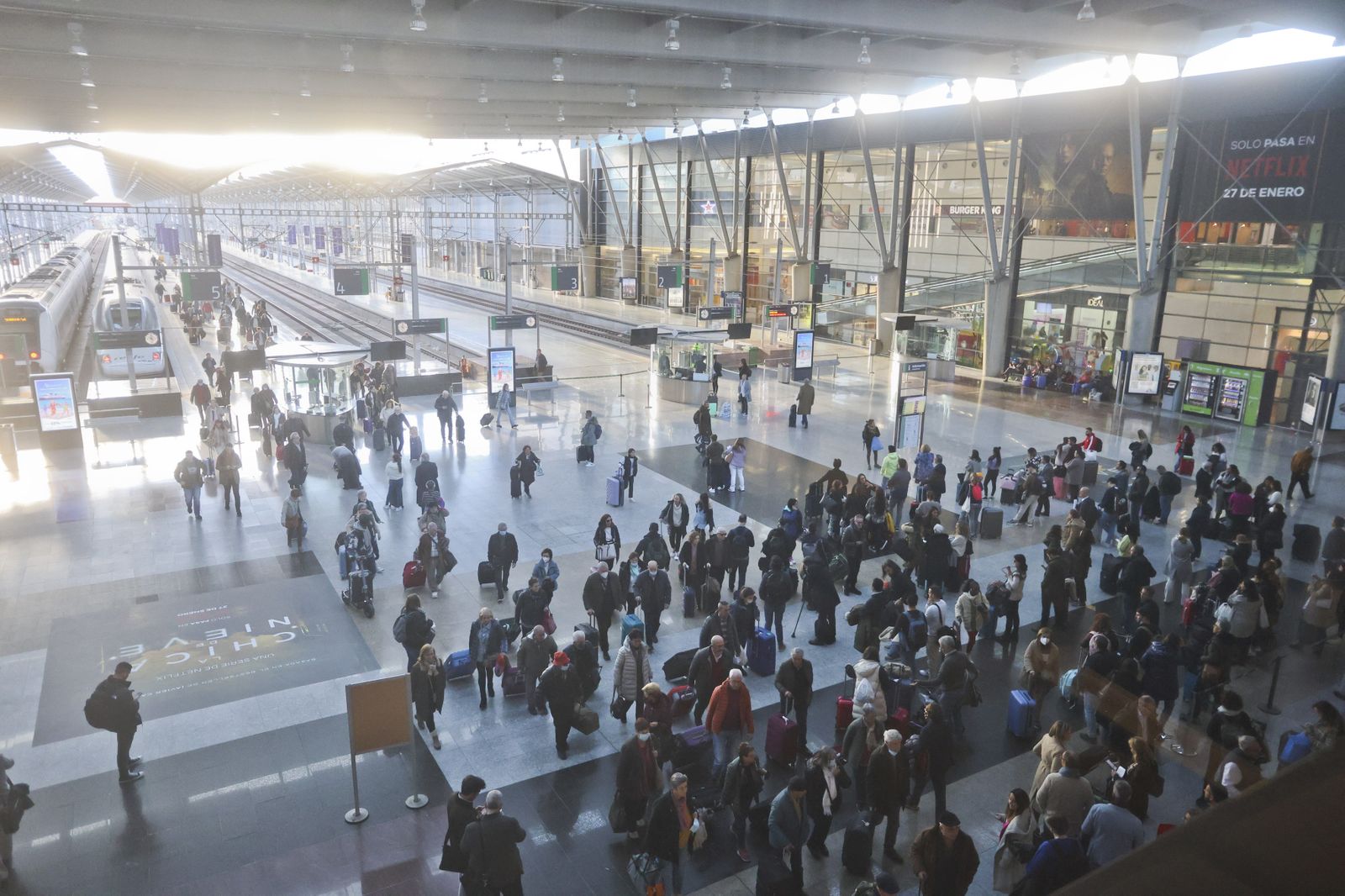Viajeros esperando en la estación María Zambrano.