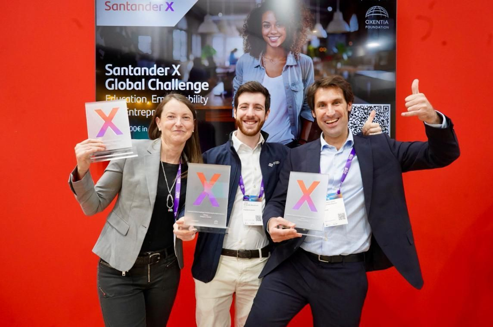 Julián Fernández, en el centro, con los representantes de las otras dos scaleups premiadas.