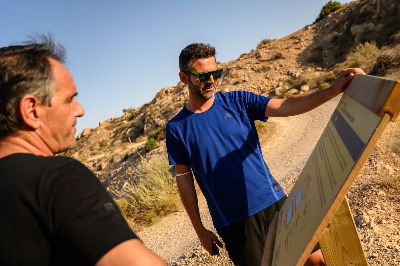 El alcalde y el concejal de Deportes en uno de los hitos que marcan el sendero