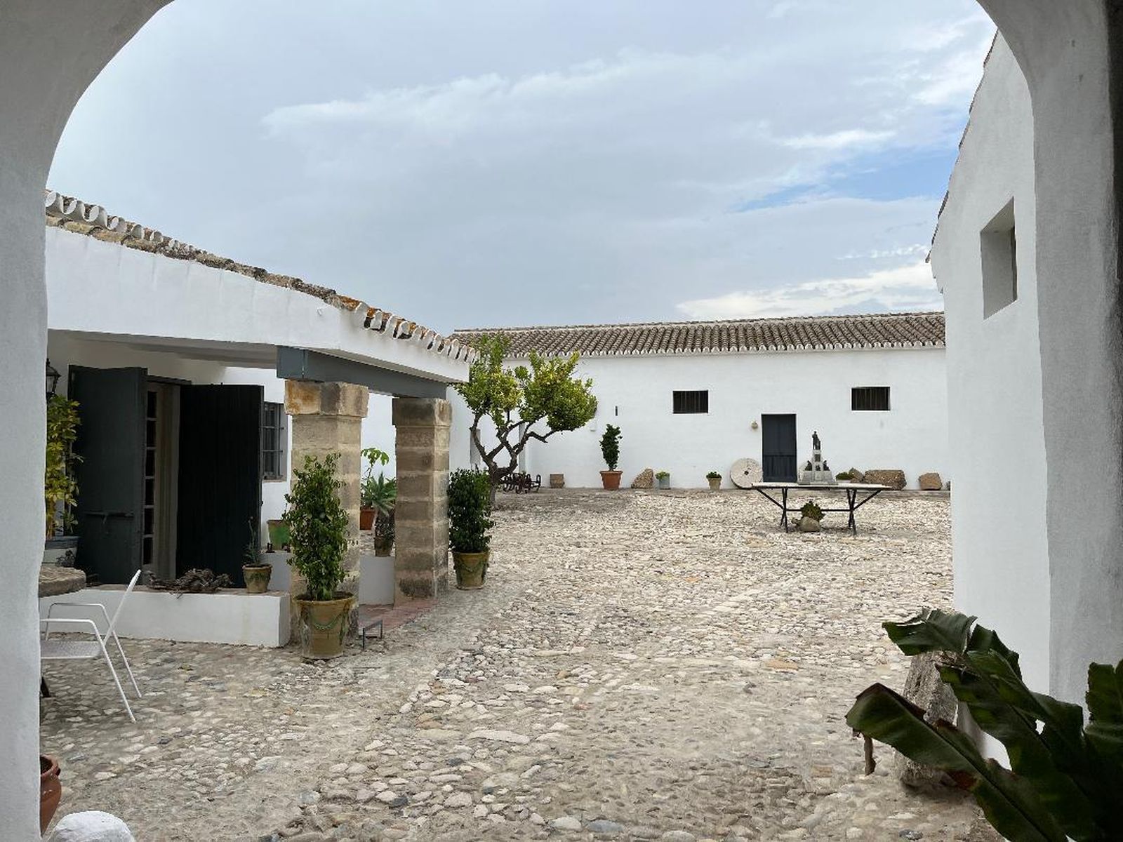 Las imágenes de un histórico cortijo en territorio de viñas y mostos