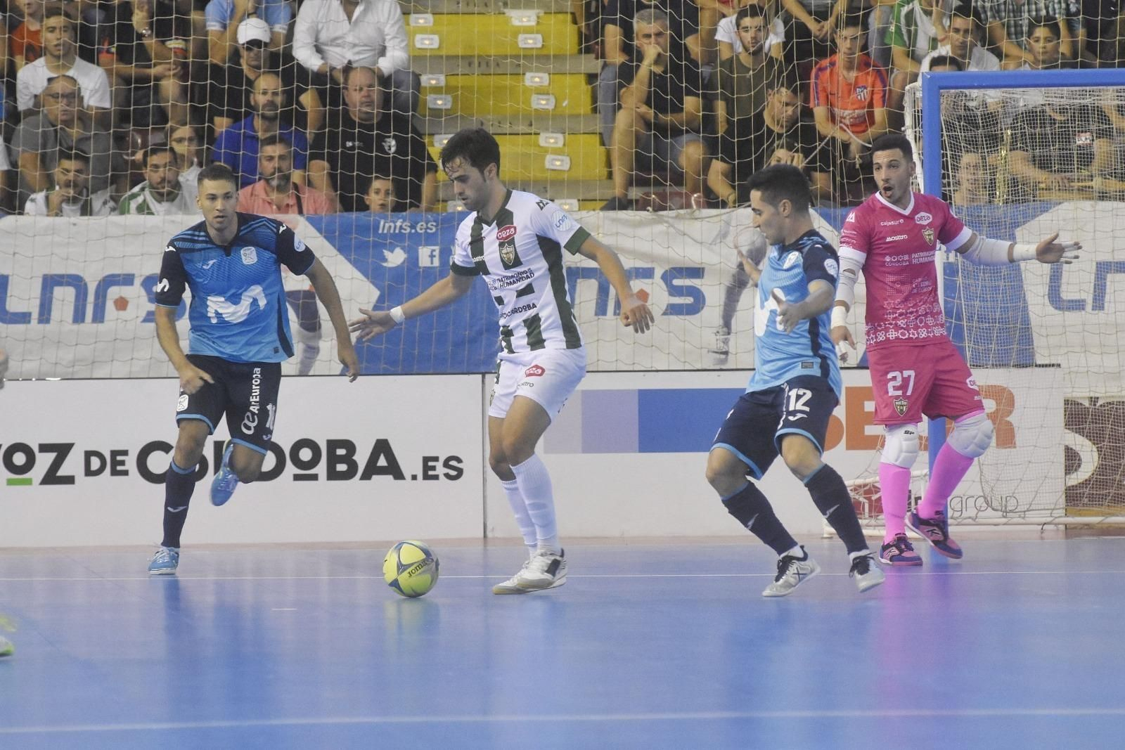 Pablo del Moral conduce el balón ante los jugadores del Movistar Inter Pito y Borja.