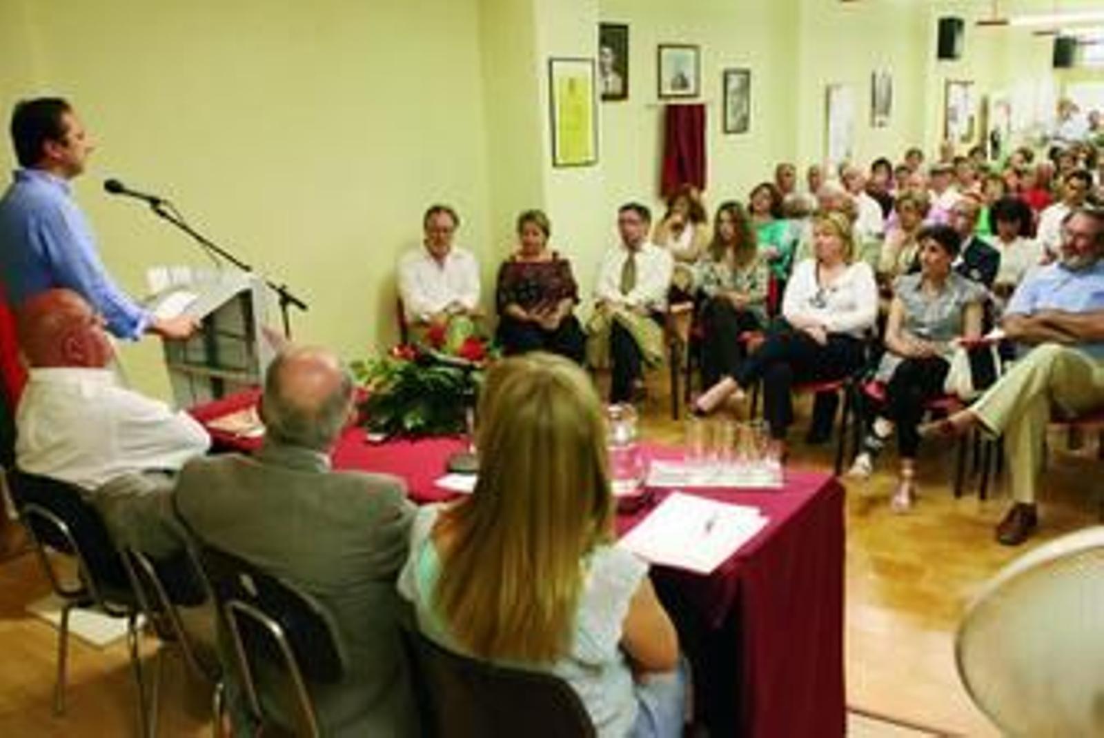Celis dirige unas palabras a los militantes de Macarena, con Gómez Lobo y Evangelina Naranjo en primera fila.