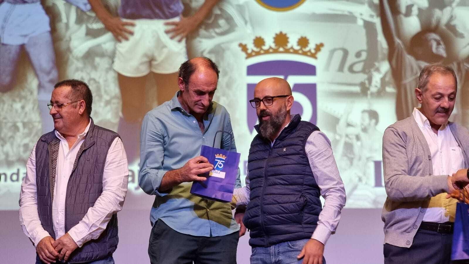Juan Luis Gil entrega a Poyatos un recuerdo del acto.